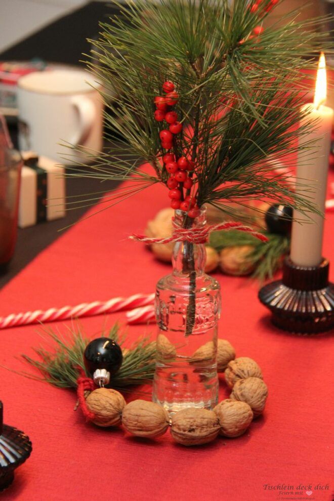 Illexzweig und Kiefernzweig für die Tischdeko im Advent