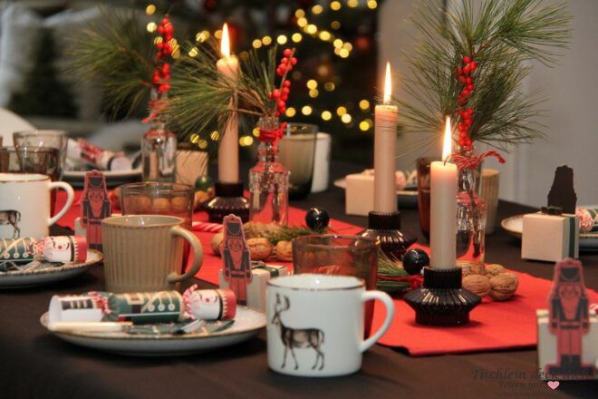 weihnachtliche Tischdeko mit Nussknackern