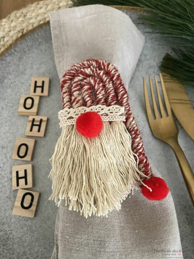 Servietten Dekoration mit Weihnachtsmann aus Kordelband
