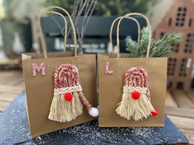 Geschenktüten mit DIY Weihnachtsmännern mit Makramee Garn