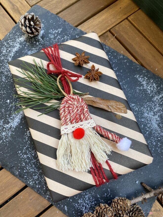 weihnachtliche Geschenkverpackung mit Weihnachtsmann