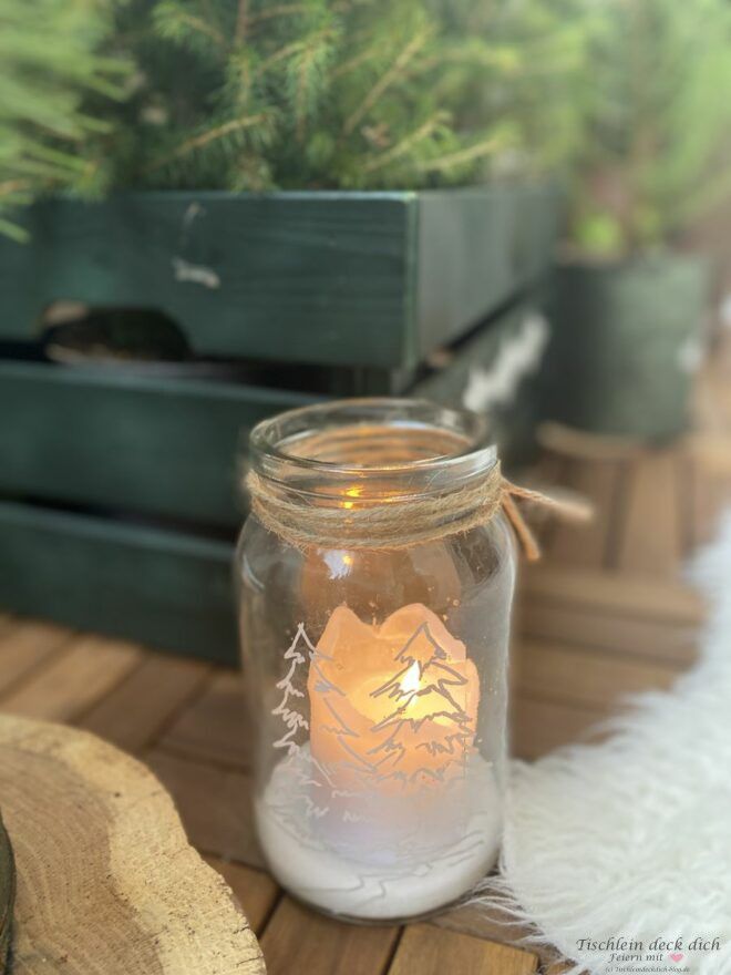 Schraubverschlussglas winterlich verziert mit Tannenbäumen