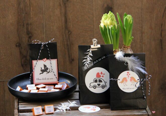 schwarze Tüten mit Valentinstagsstickern zum Verschenken