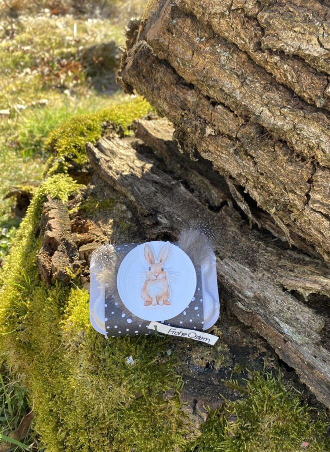 Im Wald Ostergeschenke verstecken