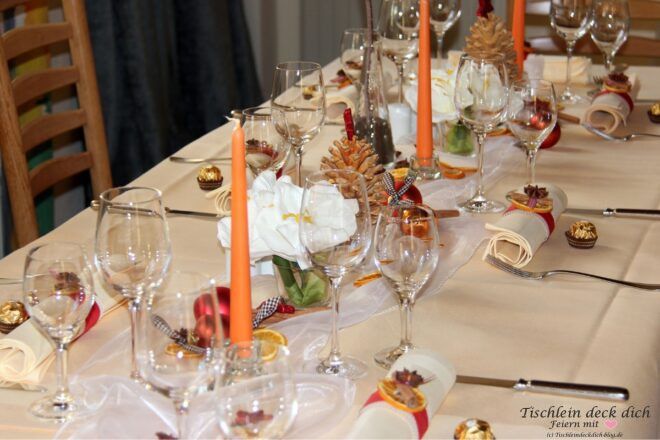 Tischdekoration für den Geburtstag in der Weihnachtszeit