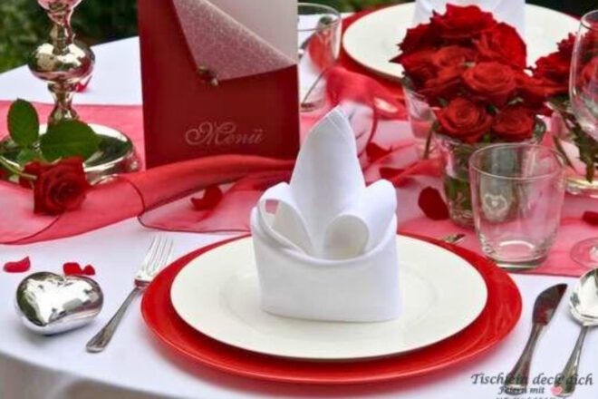 romantische Tischdekoration in rot weiß
