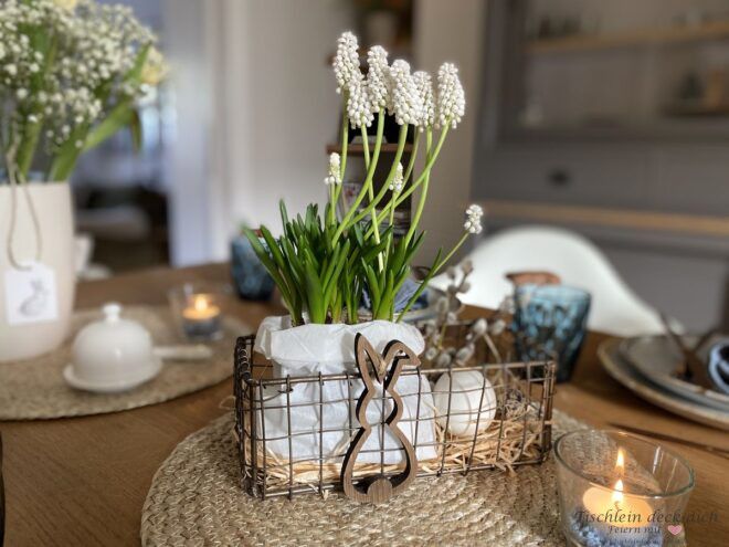 Perlhyazinthen im Drahtkörchen für die Oster Tischdeko blau