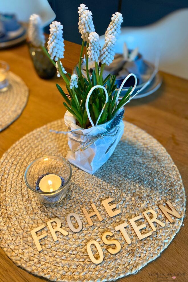 Blumendekoration für die österliche Tischdekoration in blau