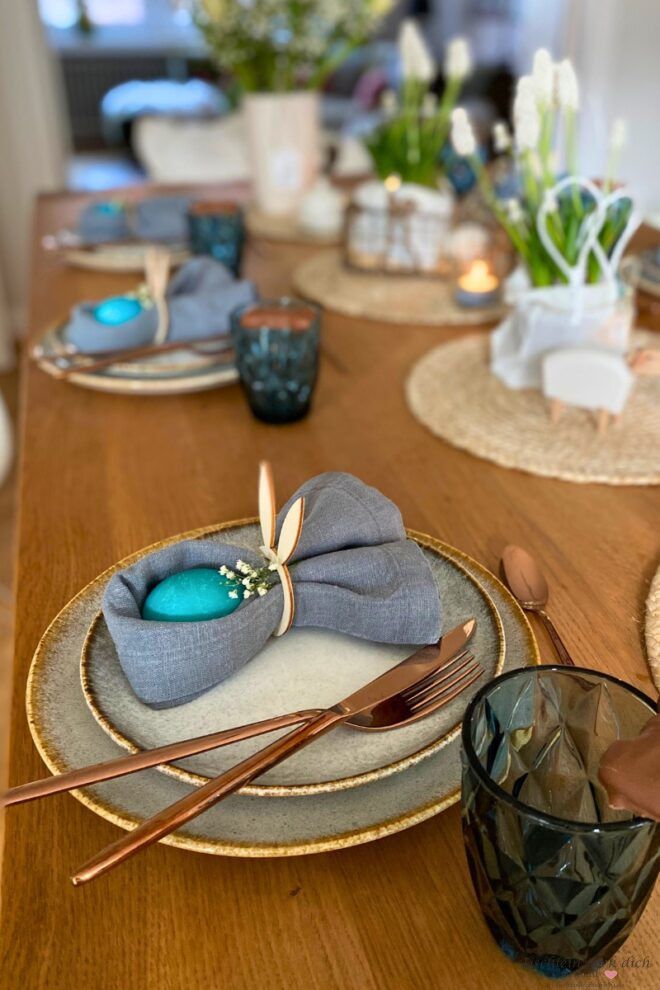 Oster Tischdekoration blau, Servietten mit Hasenohren und Kupferbesteck
