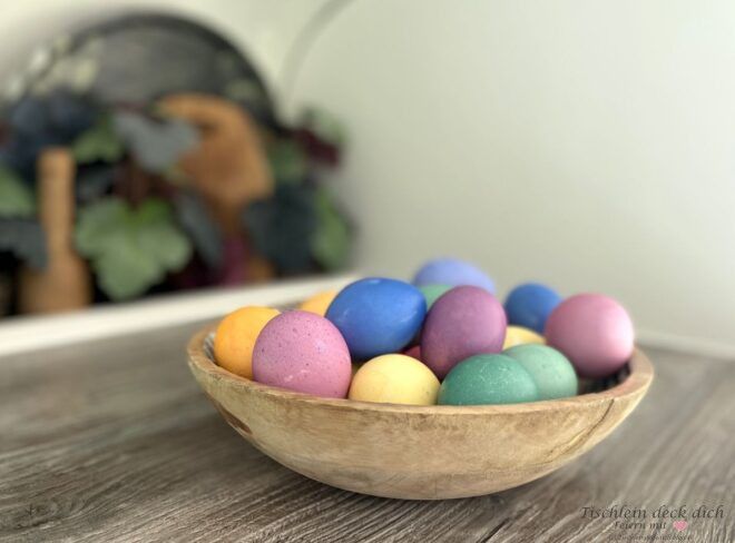 bunte Ostereier in einer Holzschale