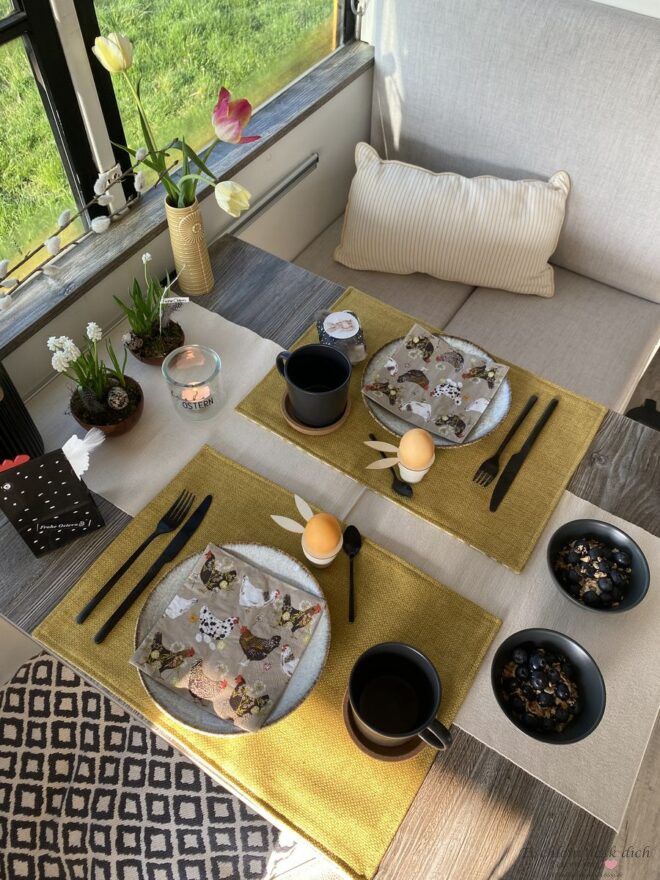 österliche Tischdekoration im Camper