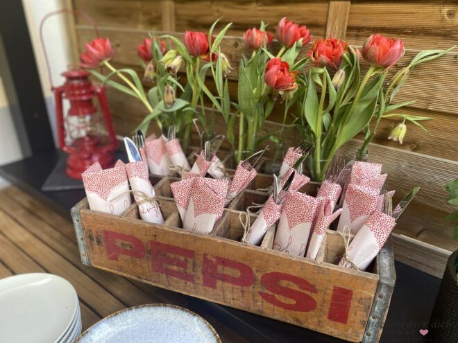 Alte Pepsi Kiste als Besteckhalter