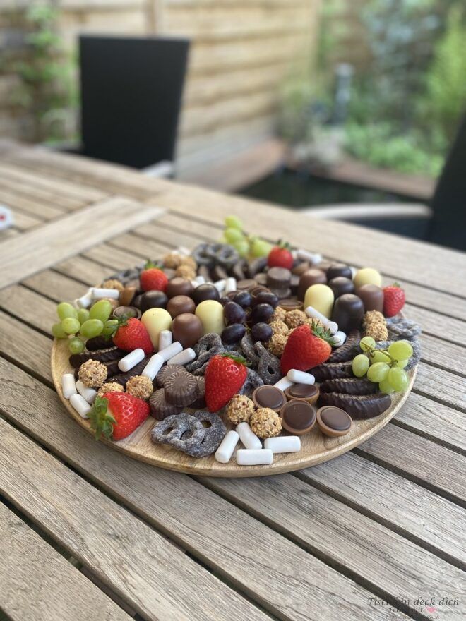 Schokoladenboard dekoriert, auch mit Lakritz und Früchten