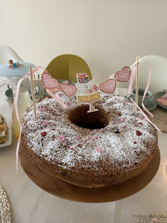 Geburtstagskuchen mit Girlande