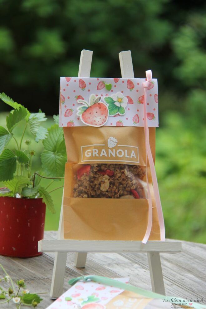 Erdbeer-Granola als Gastgeschenkidee