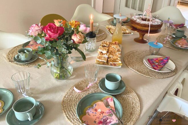 Kaffeetafel für den Geburtstag im Mai