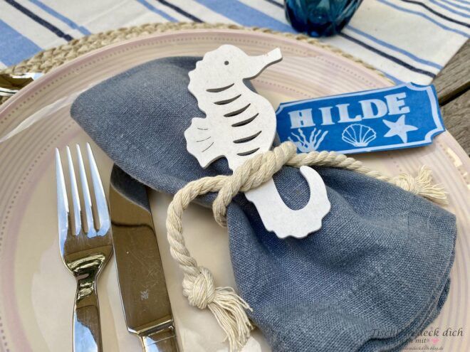 Tischdekoidee mit Sonnendruckpapier und Seepferdchen
