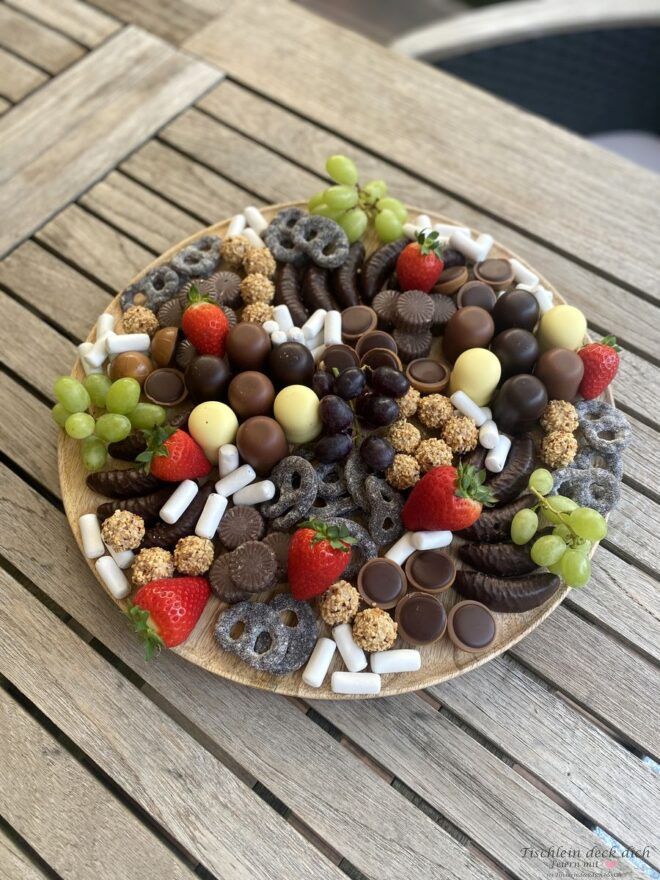 Naschboard mit Schokolade, Lakritz und Obst