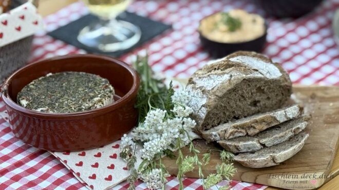 sehr zünftig - Brot und Käse auf rotweiß karierter Tischdecke