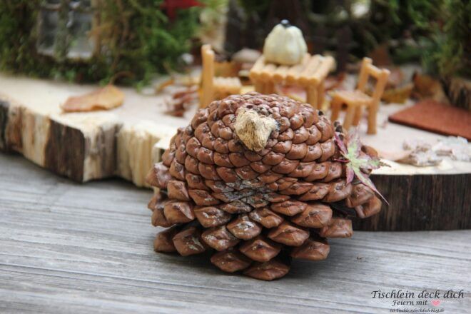 Pinienzapfen als Dach für ein Wichtelhäuschen