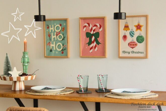 weihnachtliche Wandgestaltung mit bunten, pastellfarbenen Postern imm Rahmen in der Küche