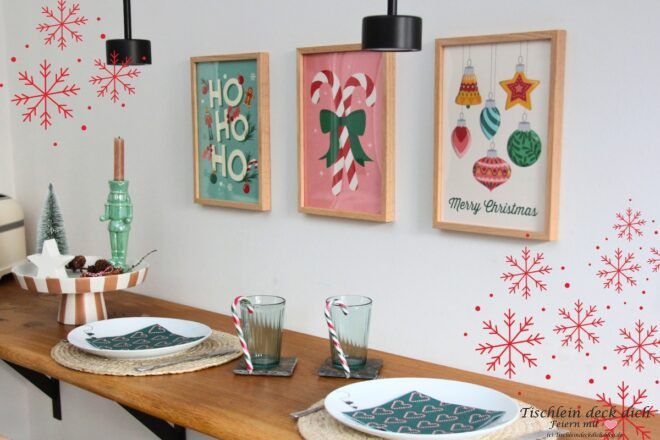 weihnachtliche Wandgestaltung mit bunten, pastellfarbenen Postern imm Rahmen in der Küche
