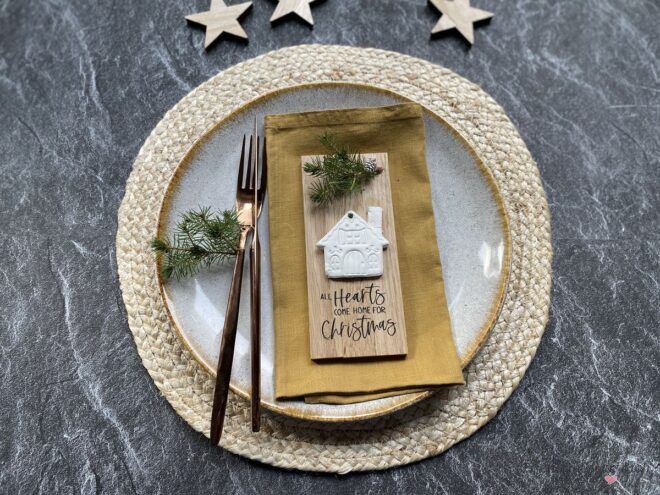 weihnachtliche Serviettengestaltung mit Klötzchen und Häuschen aus weißer Modelliermasse