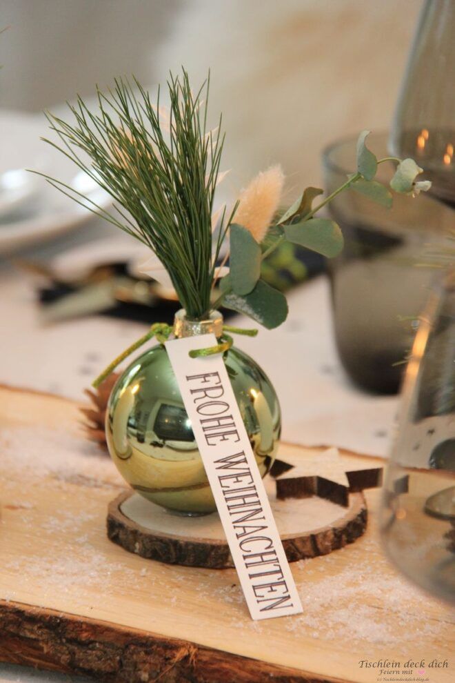 weihnachtliche Blumenvase, grün, aus Weihnachtskugel gefüllt mit Eukalyptus und Kiefernzweig