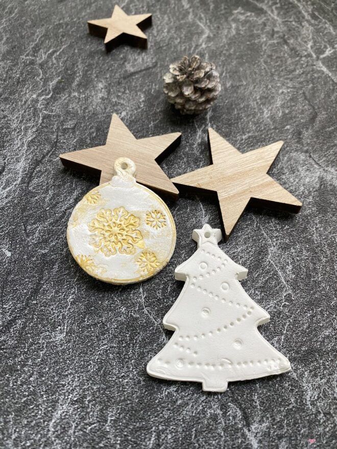 weihnachtliche DIY Idee aus Modelliermasse - Anhänger in weiß und gold