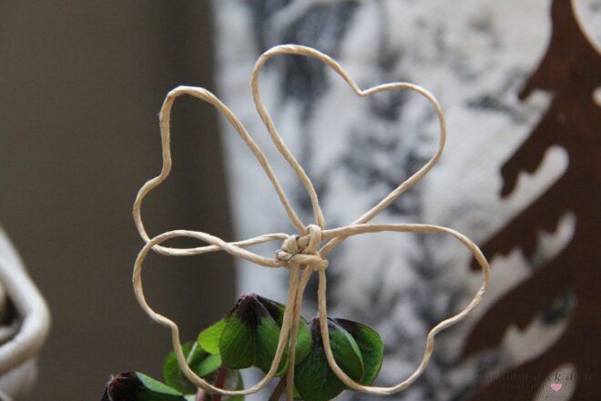 Neujahrswuensche basteln mit Kleeblatt aus Papierdraht