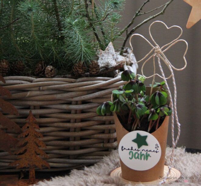 Gluecksklee mit Kleeblatt aus Papierdraht im Pappbecher