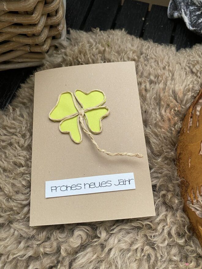 Neujahrsglueckwunschkarte mit Kleeblatt aus Papierdraht 