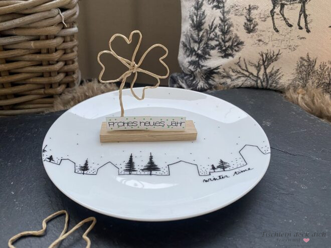 Kleeblatt aus Papierdraht auf Kloetzchen als Tellerdeko für Silvester oder Neujahr