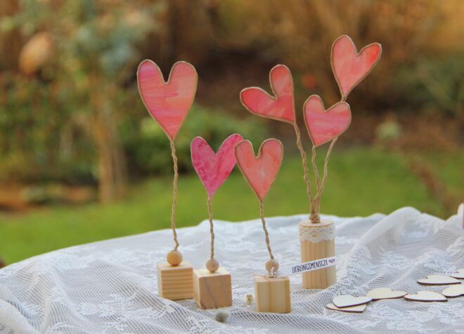 Papierdraht Herzen mit Aquarellpapier auf Holzklötzchen zum Valentinstag