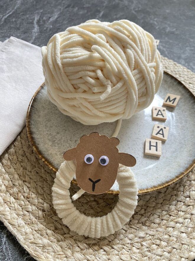 Serviettenring mit Schäfchen Kopf und Chinillegarn -Oster DIY