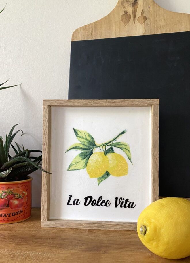 Klötzchen Holztablett mit Zitrone auf Regal