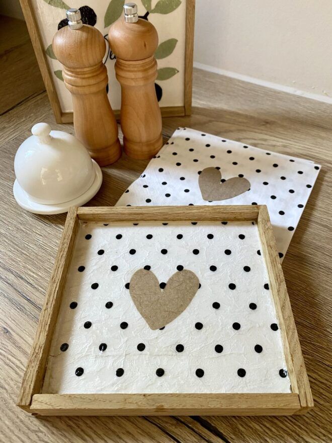 selbstgemachtes Tablett aus Klötzchen mit Serviettentechnik, Herz und schwarze Dots