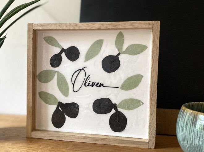 Tablett DIY aus Klötzchen mit Gießpulver und Olivenserviette, Schriftzug Olive