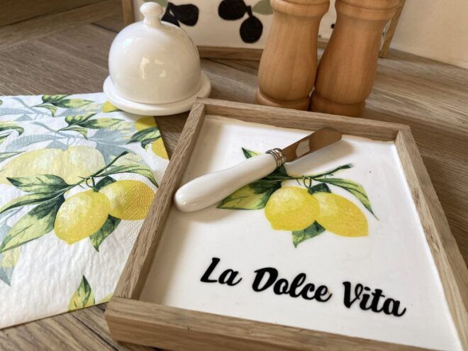 Tablett DIY aus Klötzchen mit Gießpulver und Zitronenserviette