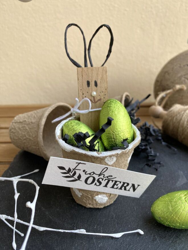 kleiner Osterhase aus Klötzchen im Osternestchen Anzuchtbecher aus Pappe