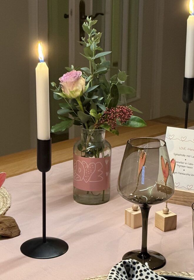 Blumendekoration für das Candle light Dinner mit Rose, Eukalyptus und Skimmi