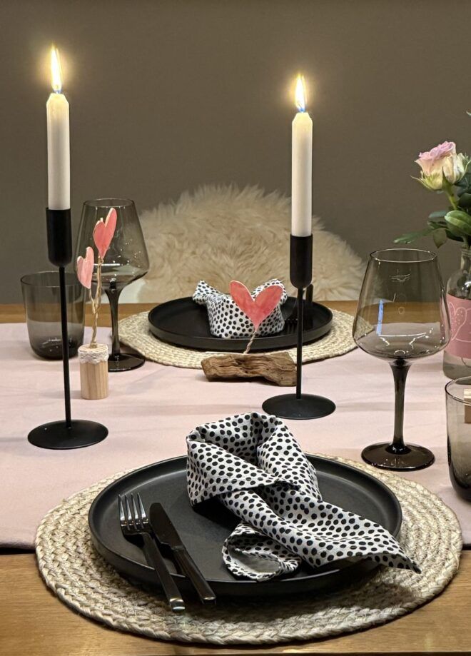 romantische Tischdekoration für ein Dinner für zwei zu Hause