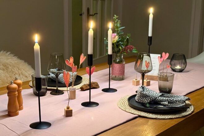 Tischdekoration für einen Abend zu zweit zu Hause
