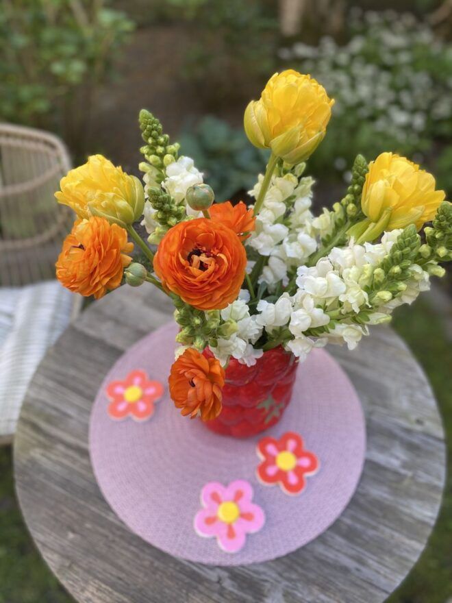 bunter Blumenstrauß in Erdbeervase