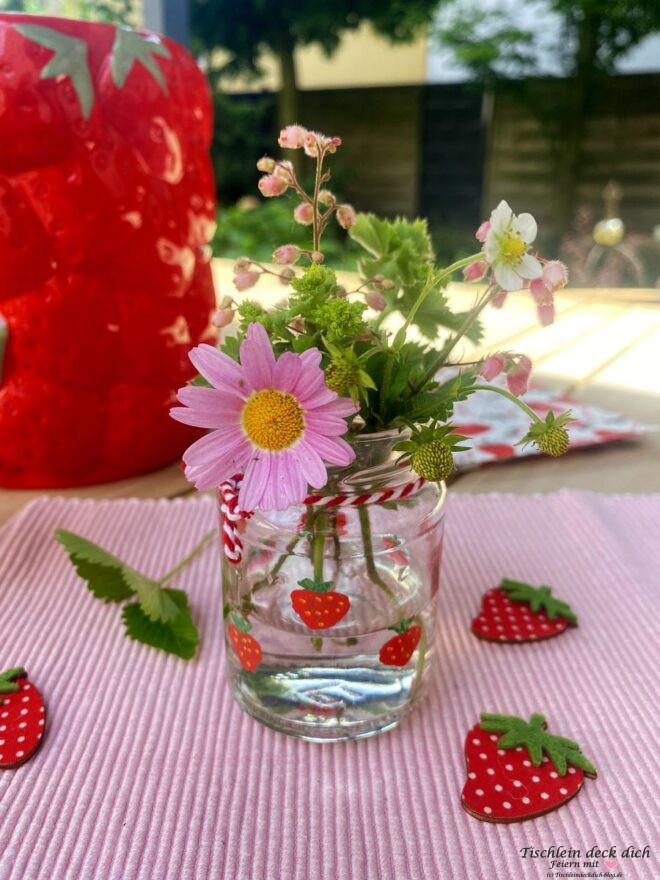 Gläser bemalen mit Erdbeeren mit Acrylstiften
