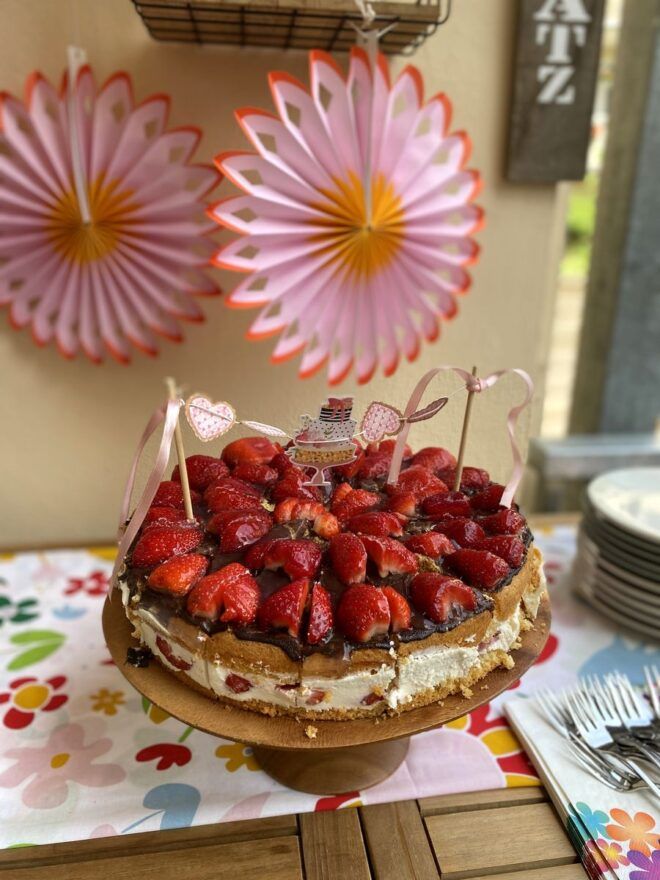 Erdbeertorte für das Sommerfest im Garten