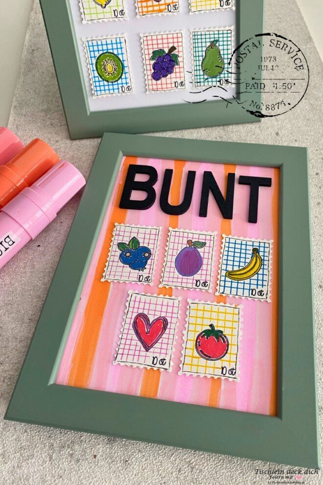 kleine bunte Briefmarken im Bilderrahmen