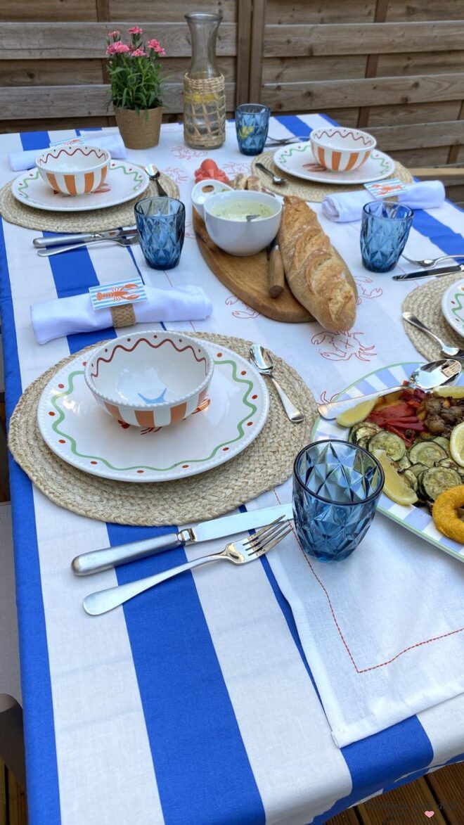 Tischdekoidee maritim mit sommerlichem Geschirr und Sisal Tischsets