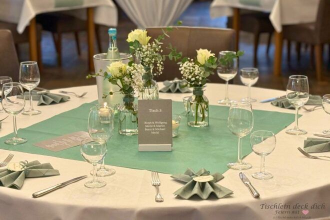 runder Hochzeitstisch mit Blumendeko Eukalyptus und Tischkarte