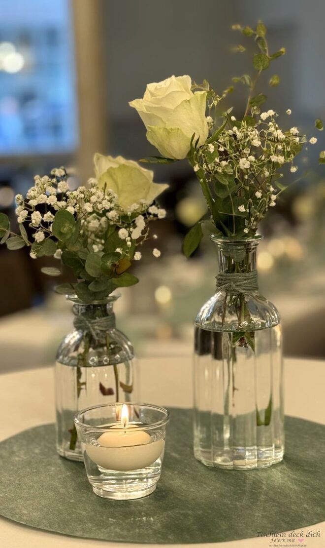 festliche Blumendeko mit Rosen, Schleierkraut und Eukalyptus